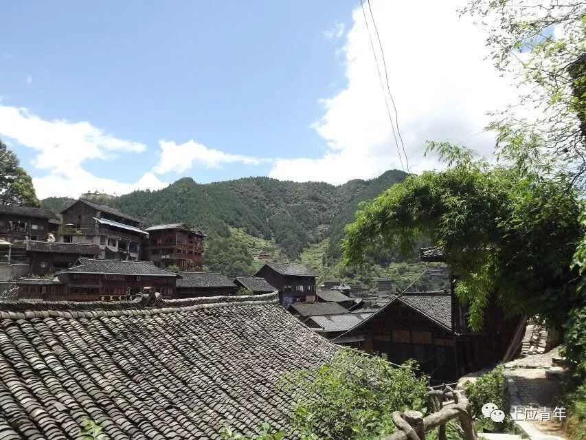 此行团队暂住于开觉村,此村与千户苗寨看似有一山之隔,实则更接近于"