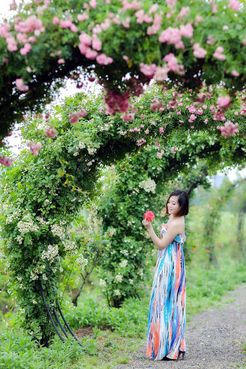 美女摄影:花园里的微胖美丽少妇