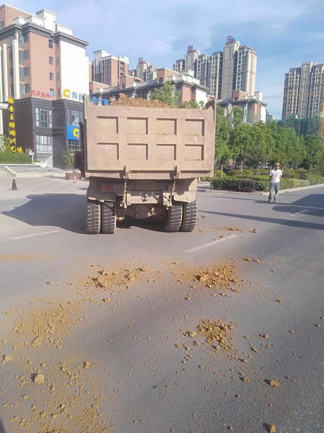 突发!八一桥红绿灯路口附近一骑车市民被渣土车碾压身亡-桂林生活网新闻中心