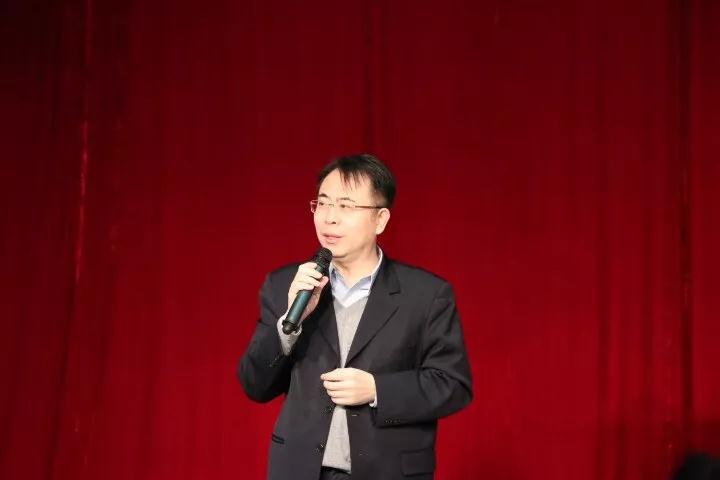 老总演讲能力_鸿星尔克老总图片