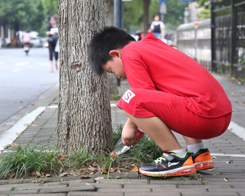 烈日炎炎杭城街头这名小学生的举动感动众人关于善心你会怎样教给孩子