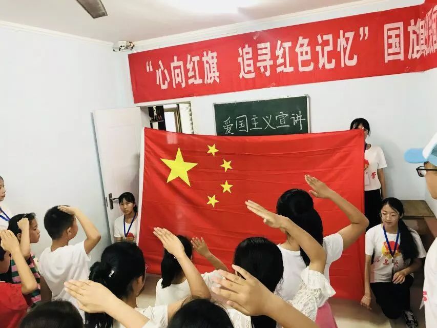 为了更好的开展爱国主义宣讲活动,来到了马戈庄小学,通过给小学生