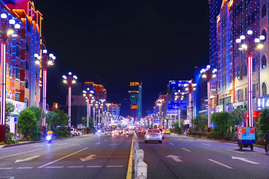 东莞城市夜景 大朗"星光大道" 届时连同鸿福路的地下隧道,中心广场