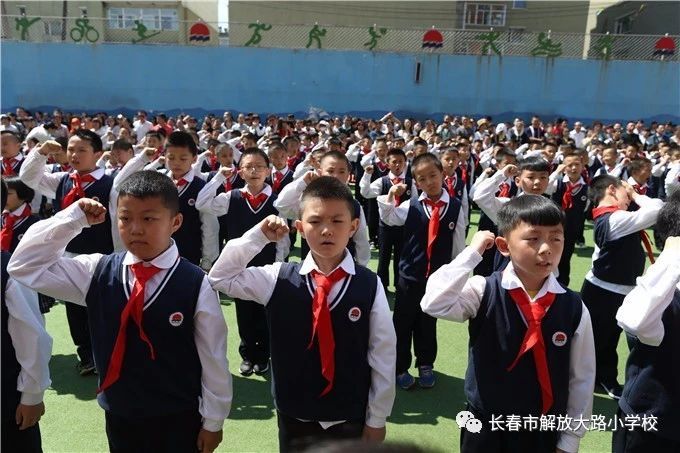 长春小学上演校服时装秀看哪家更潮啊投票