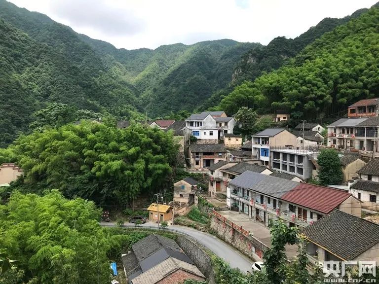 绍兴市平水镇嵋山村群山环抱风景秀丽