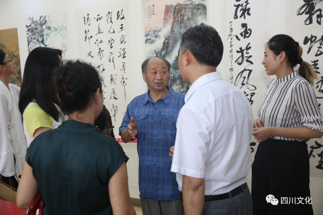 驻场大师廖定一向现场学者专家介绍四川书画保护与修复传统技艺传习