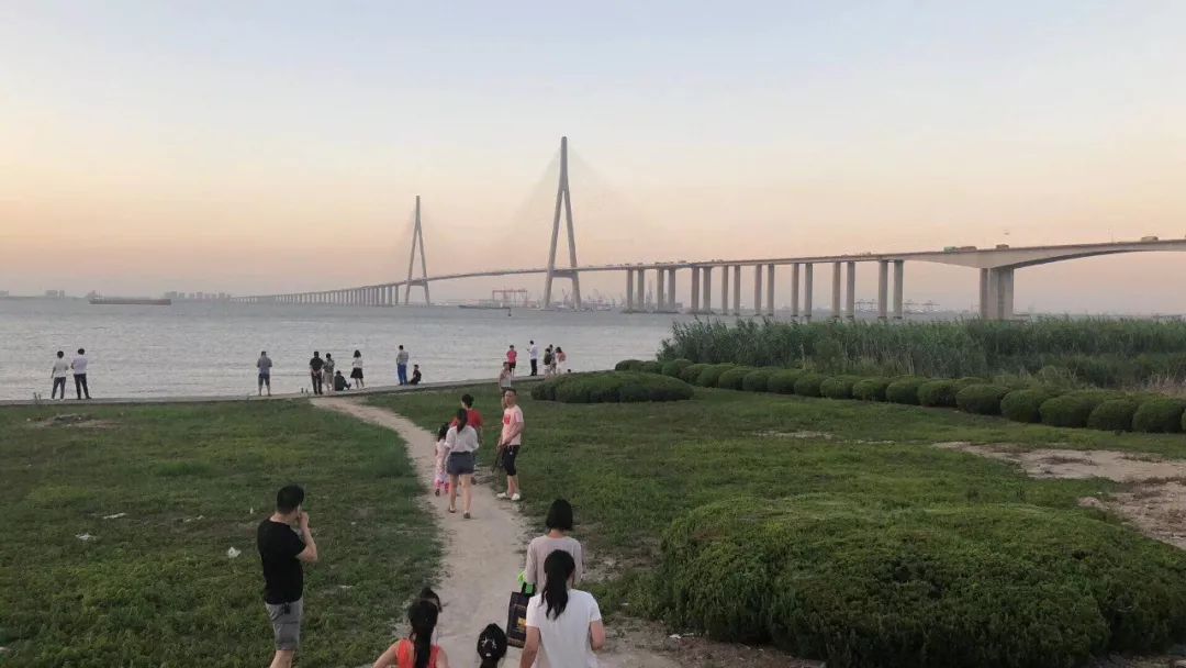 夕阳西下 常熟人在江边戏耍 的确,赵市 浒浦的江边多美啊 竟美得像是