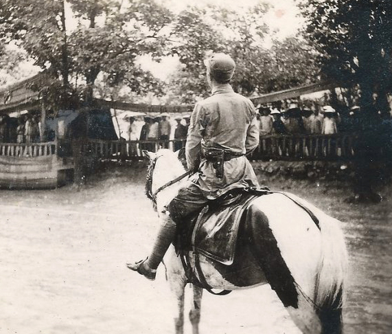 開國少將對馬情深義重，馬受傷後，他扛著馬走 歷史 第1張