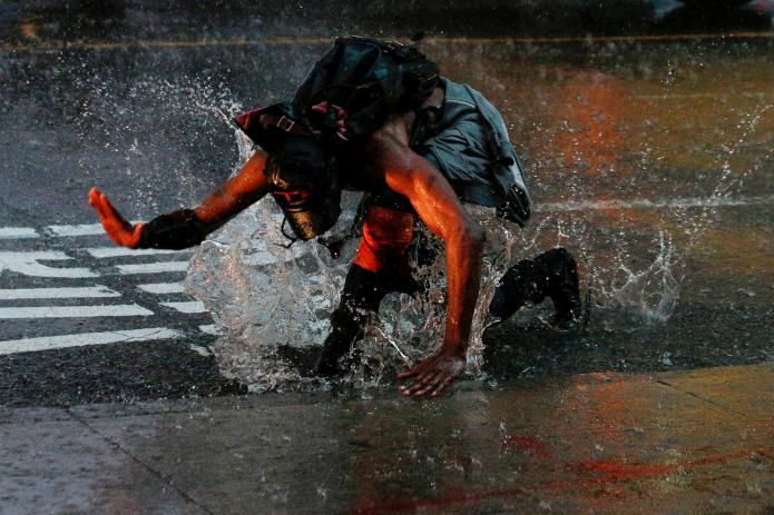 纽约,时代广场,暴风雨中失足的行人; brendan mcdermid/reuters