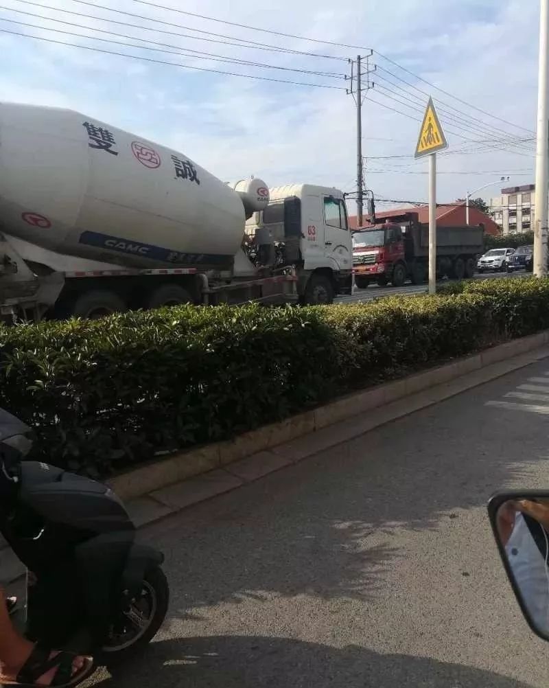 惨烈今早马鞍山又出车祸小轿车被两辆大货车