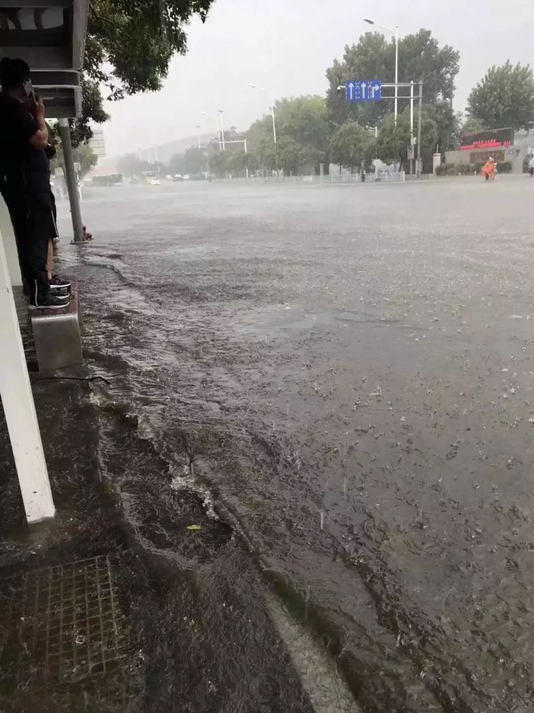 8-9级大风还有大暴雨!没带船出门的赶紧回家吧