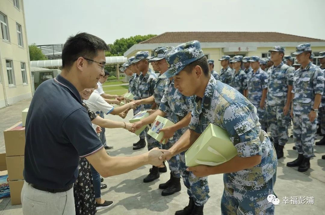 最后,大家还前往部队营房参观,实地体验了军营生活.