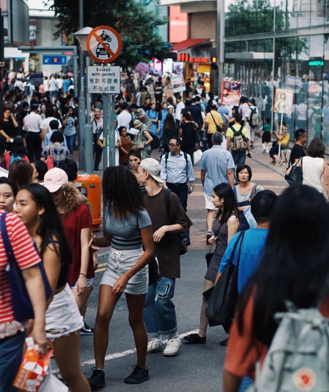 再以palette标识性的滤镜呈现,从而形成了独有的老香港街拍风格