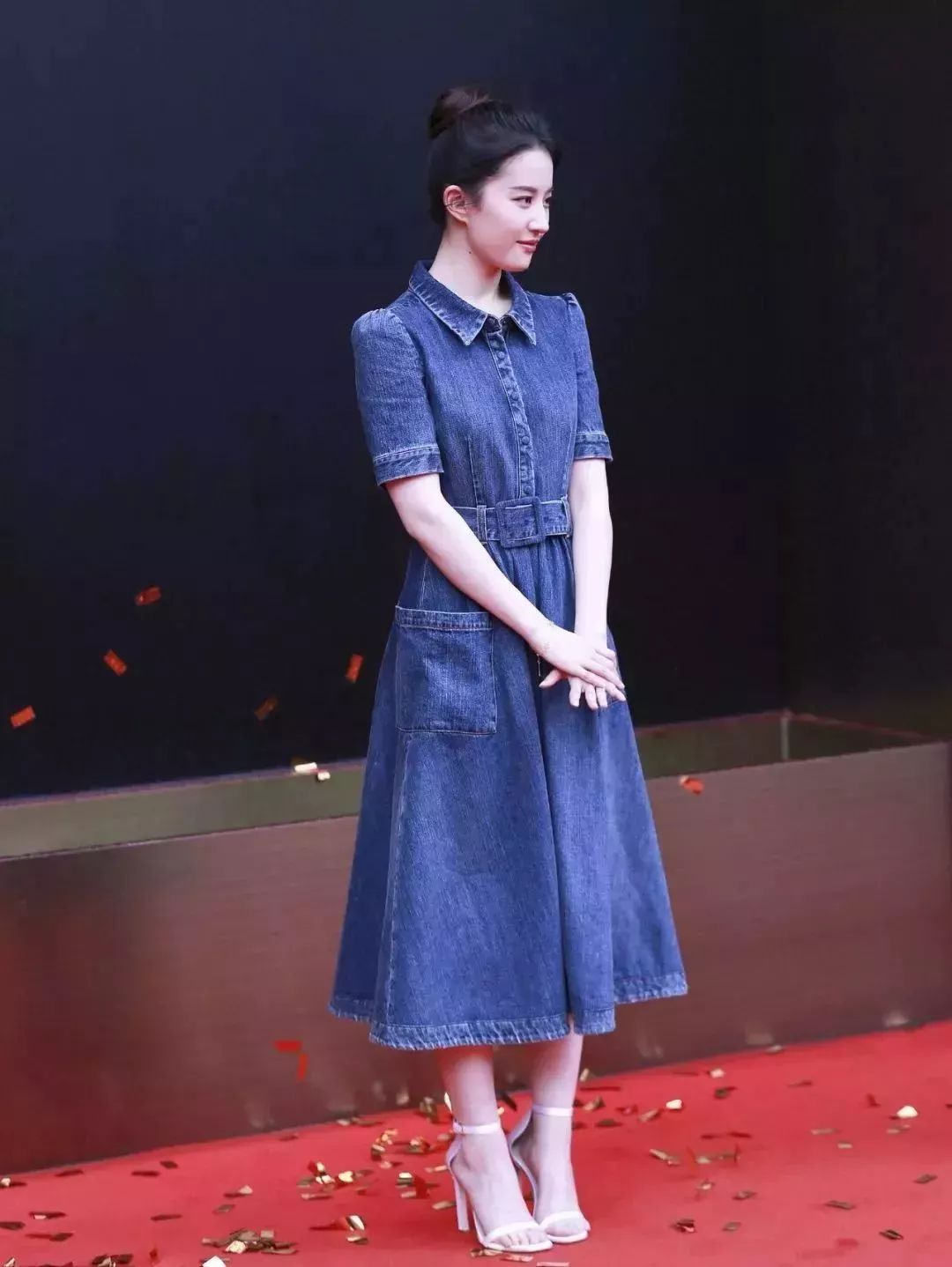 郑秀妍参加巴黎高定时装周的时候,也选择了一条牛仔连衣裙,搭配小白鞋