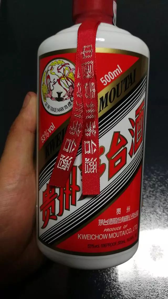 这么丑的红飘带,为什么一定要系在茅台酒的酒瓶上?