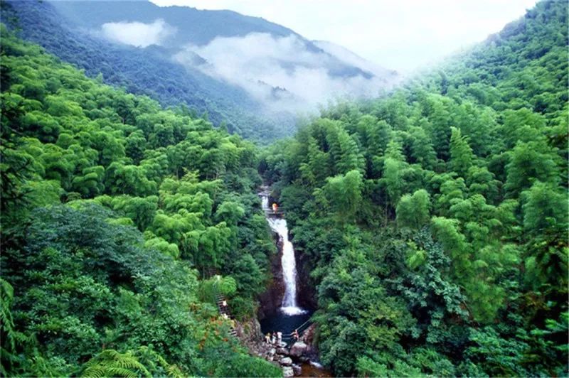 白水涧风景区,位于杭州市西郊的临安区境内,山体古老,历史悠久,峰奇石