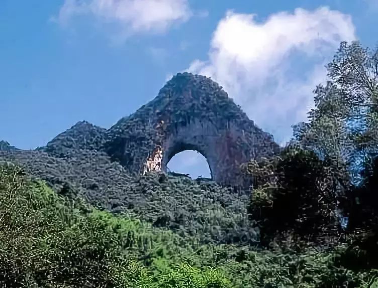 享用 中餐的同时可以拍摄 月亮山风光,后沿途欣赏阳朔景色最美的风景