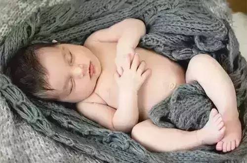 宝宝只能抱着睡怎么办