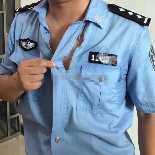 抚州一男子交通违法被处罚,叫来儿子大闹现场,扯破民警制服!