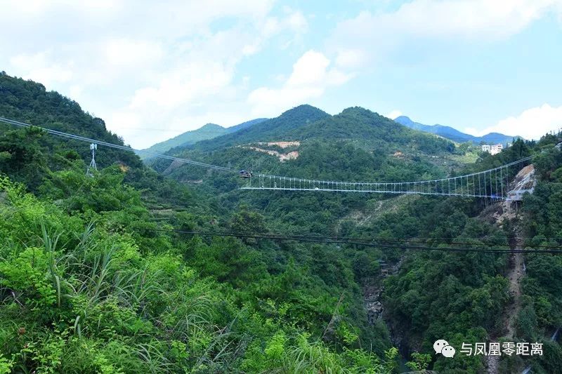 景在脚下游最终将落户于潮州凤凰山这座玻璃桥目前正在建设中