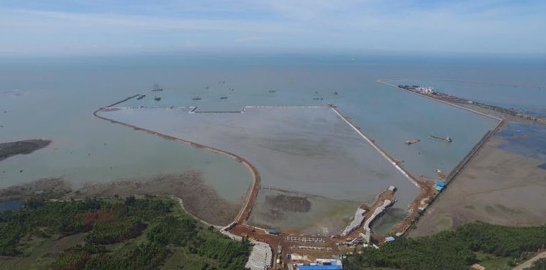 徐闻港区南山作业区客货滚装码头 工程港口东,西护岸主体工程已完成