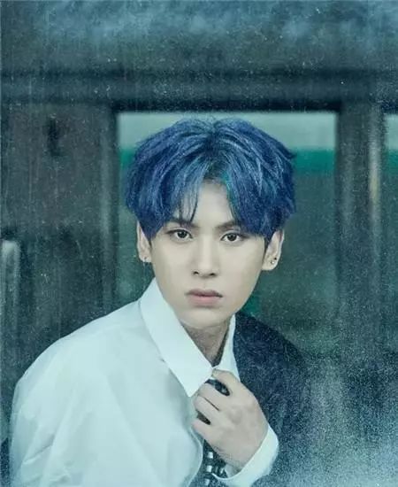 最新韩式男生发型 中分八字刘海波波头,深蓝色的发色渲染,梦幻又个性.