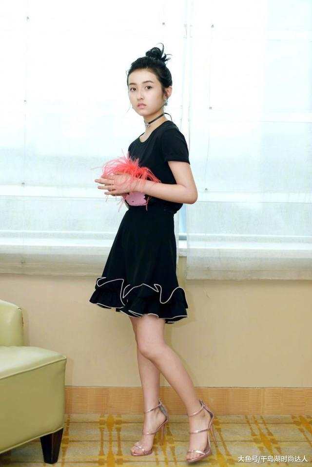 张子枫穿高跟鞋亮相活动遭嘲笑 少女就该有少女的样子?