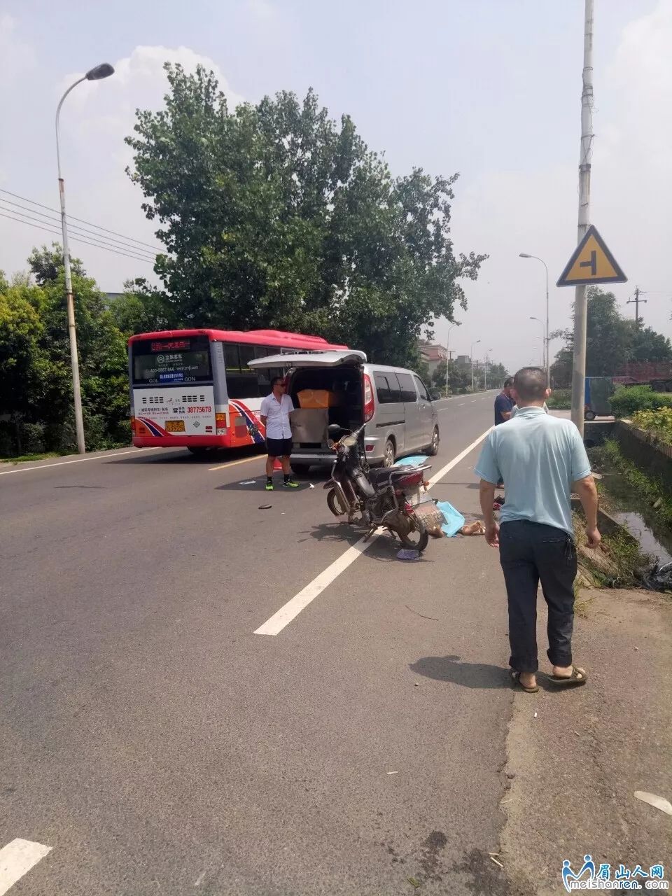 中午眉青路附近发生一起惨烈车祸!造成其中1人死亡.