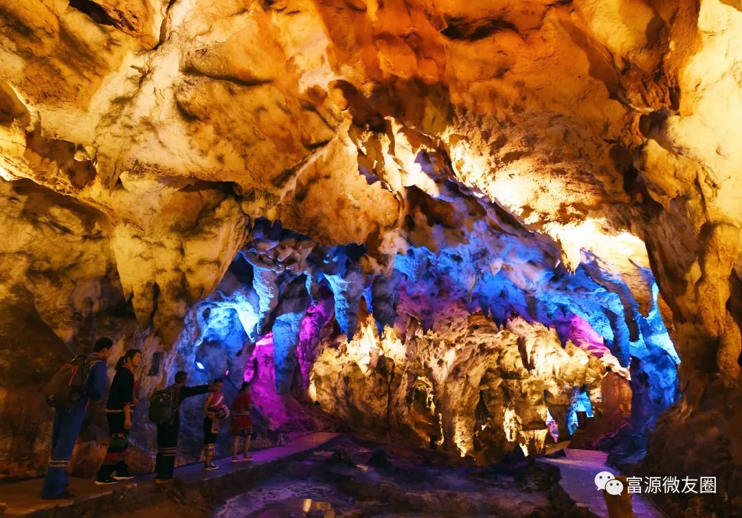 7月24日,游客在富源县多乐原风景区溶洞"花宫"游览.