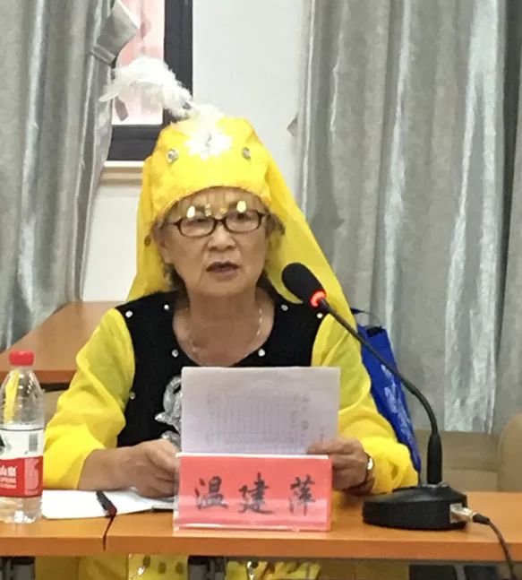 在志愿者服务队授旗仪式中,由余部长向会长温建萍进行授旗,并表示祝贺