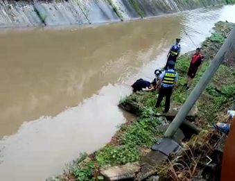 今天钦州市区一小女孩在水沟溺亡暴雨持续请让孩子远离急流