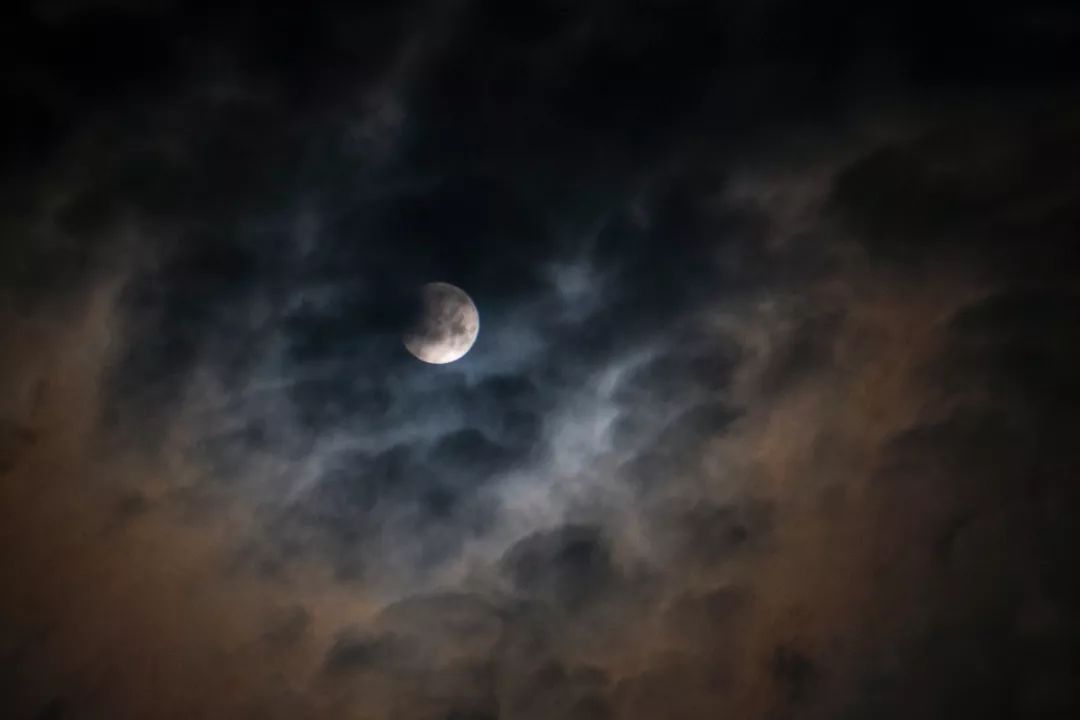 这团乌云 非同一般 ▲7月28日凌晨2点22分 乌云袭来 月亮与火星闪电