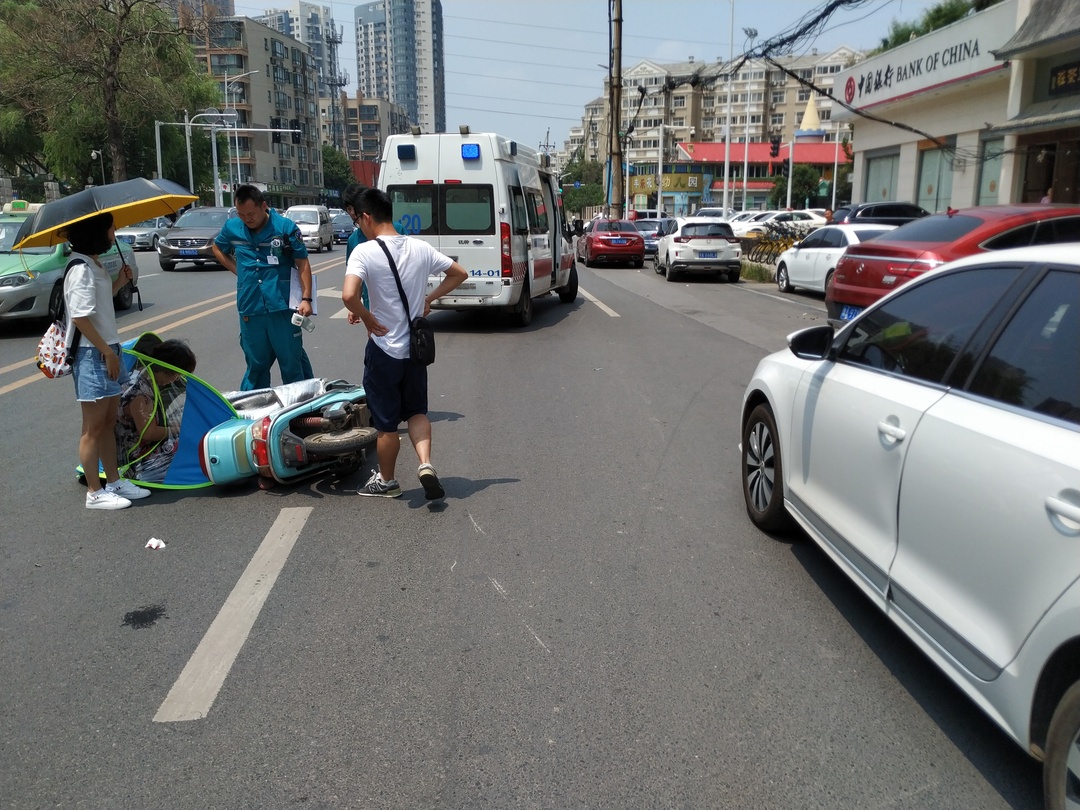 轿车突然开门 电动车躲不及撞了上去