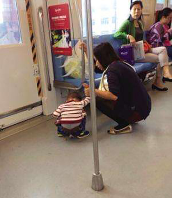 【组图】1岁儿子坐公交车憋不住拉臭臭,看到妈妈的做法,儿子的反应亮