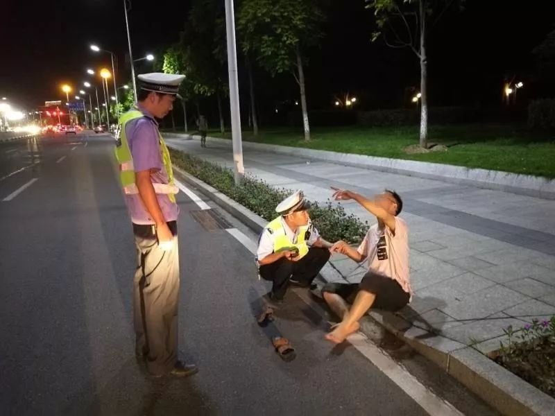 河源一醉汉马路上大耍酒疯.幸好遇交警巡逻,及时消除安全隐患