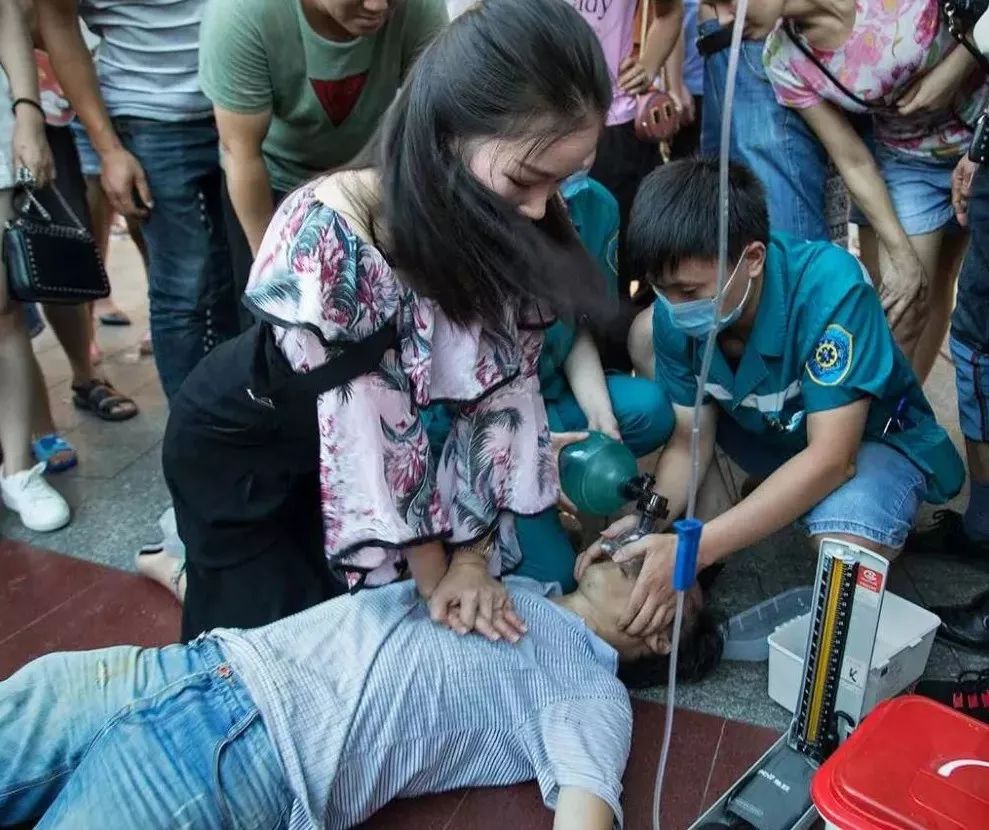 永州零陵区芝山路bobo新天地附近,一名中年男子突发疾病倒地,昏迷不醒