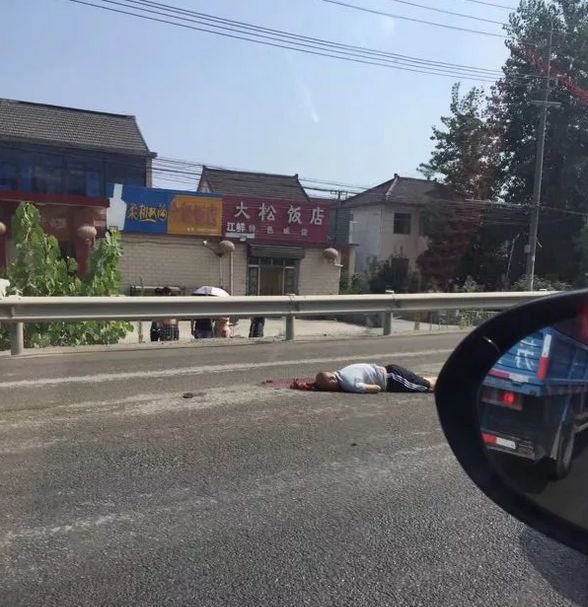 今天上午,扬州这个地方发生惨烈车祸,血肉模糊!受伤男子抢救无效死亡.