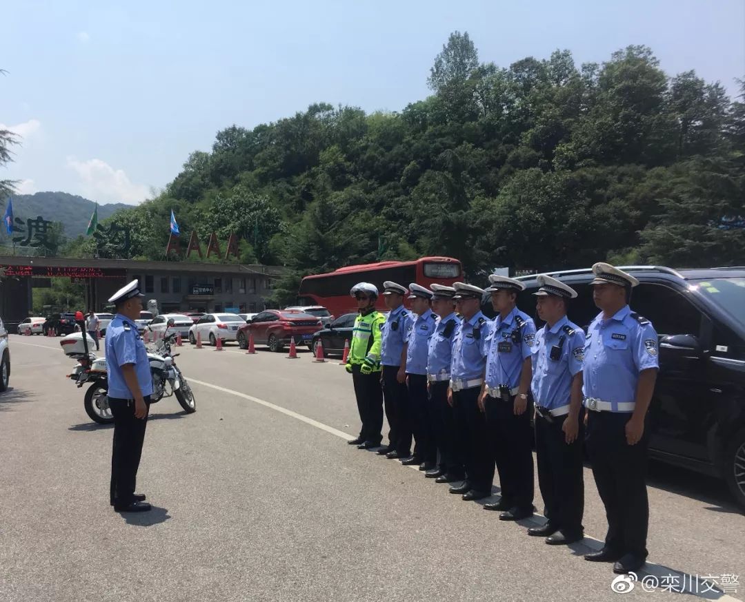 嵩县两地上演着 交警放弃休息全体出动 在栾川站 栾川交警摩托车,警车