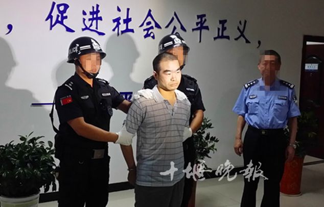 法警将杀人犯毛全升从郧西县看守所押赴十堰刑场,验明正身,执行枪决