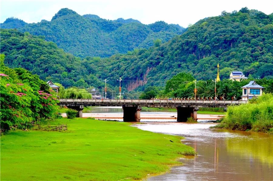 从娜允古镇到勐阿边境口岸,从朗勒茶园到南卡江边,自始至终都流淌在