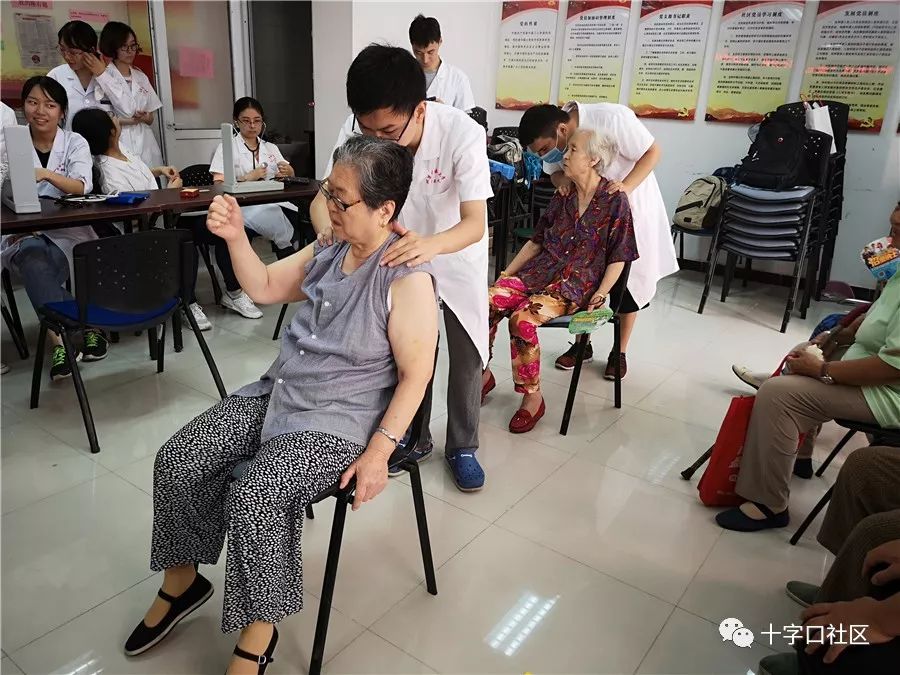 社区开展周末义诊活动 便民服务送健康