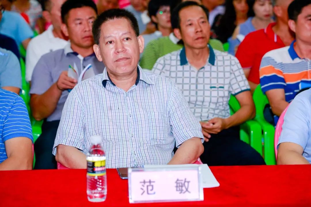 开幕式结束后,省教育厅副厅长黎岳南在体卫艺处处长卢刚,三亚市教育局