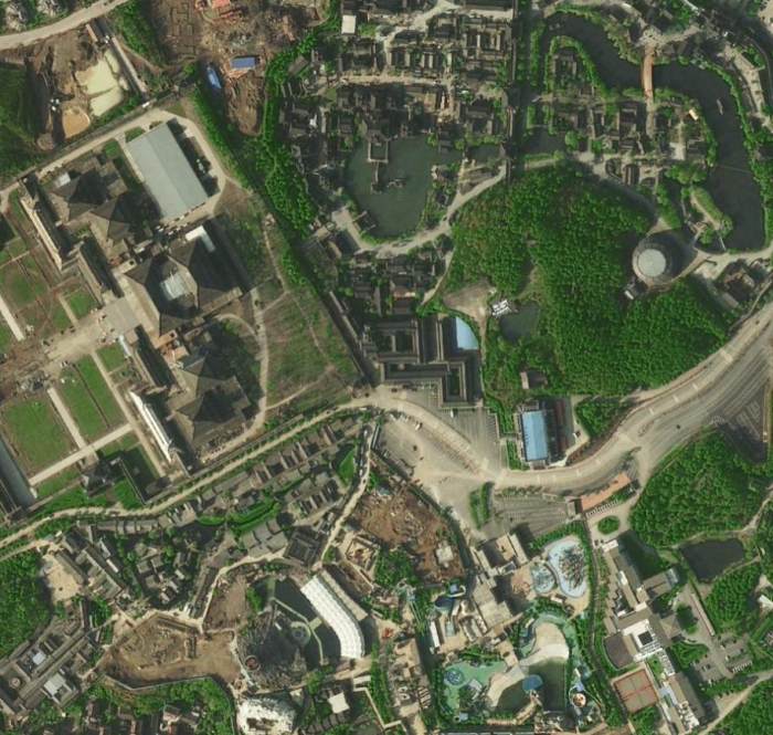 卫星地图上的横店影视城,我国著名影视城之一,位于金华东阳横店镇横店