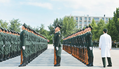 仪仗队大队长韩捷为训练时的士兵调整军姿.