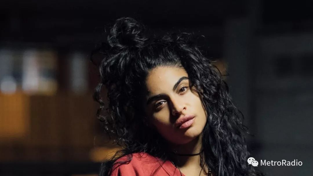 jessica "jessie" reyez是一名来自加拿大的唱作人.