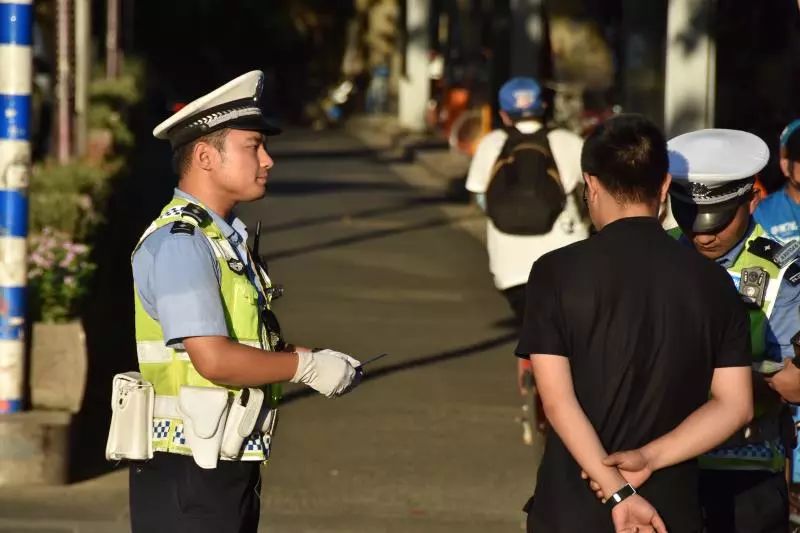 烈日下交警执勤收到暖心外卖,备注:天热,辛苦了