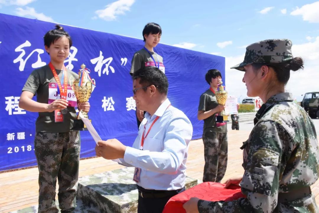 达坂城区委书记丁志军为获奖选手颁奖marathon 了解一下马拉松