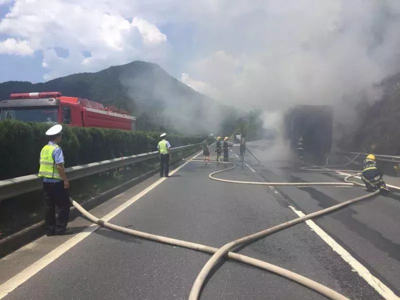 一大车快递在高速路上着火了!损失了1000万,赶紧看看