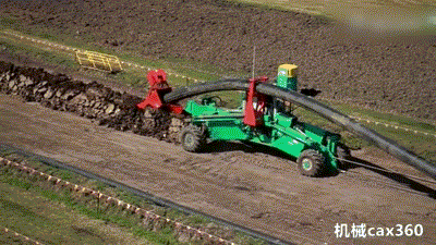 管道开沟机尾部有一个开沟装置,类似于农业机械里的"犁",可将土壤剖开