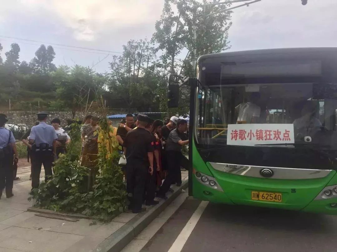 【交通】"走得了,回得来"火把节狂欢夜50台公交车为你